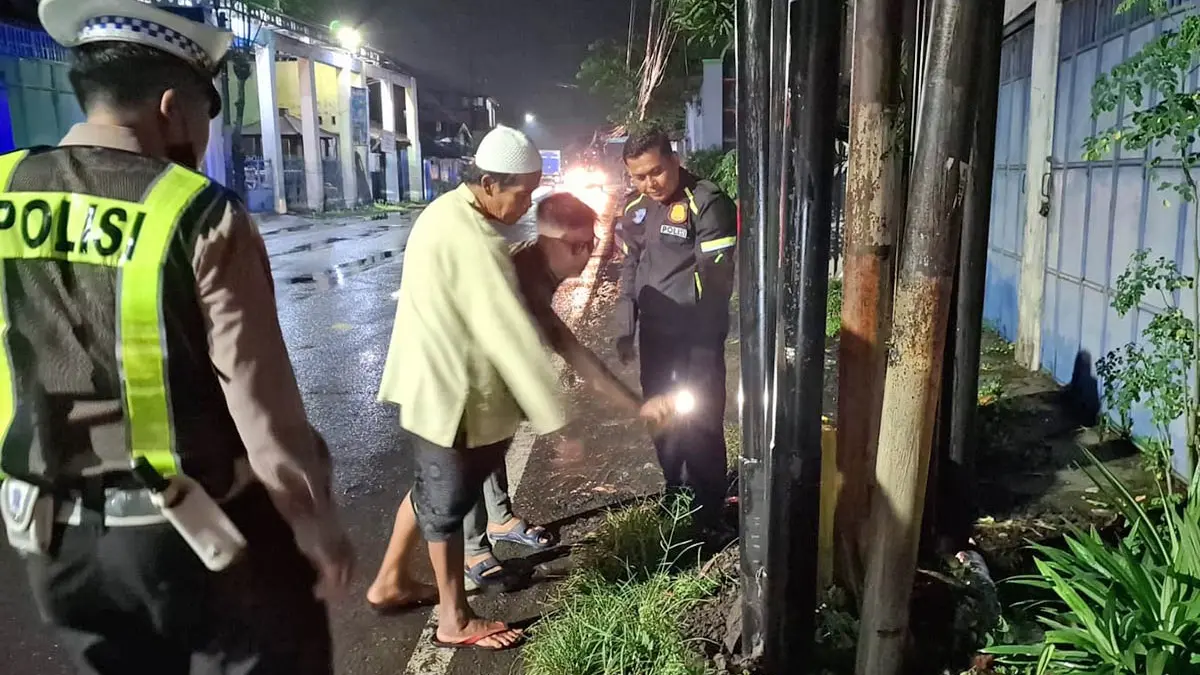 PERIKSA: Petugas kepolisian saat melakukan olah TKP insiden kecelakaan yang menewaskan korban. Diduga kuat korban mengantuk saat mengemudi. (Polres Pasuruan Kota for Radar Bromo)