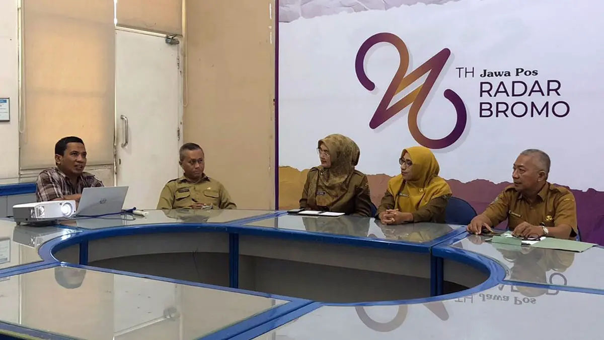 RAPAT: Jawa Pos Radar Bromo menggelar rakor bersama Cabang Dinas Pendidikan Wilayah Pasuruan, Senin (16/3). (Inneke Agustin/Radar Bromo)
