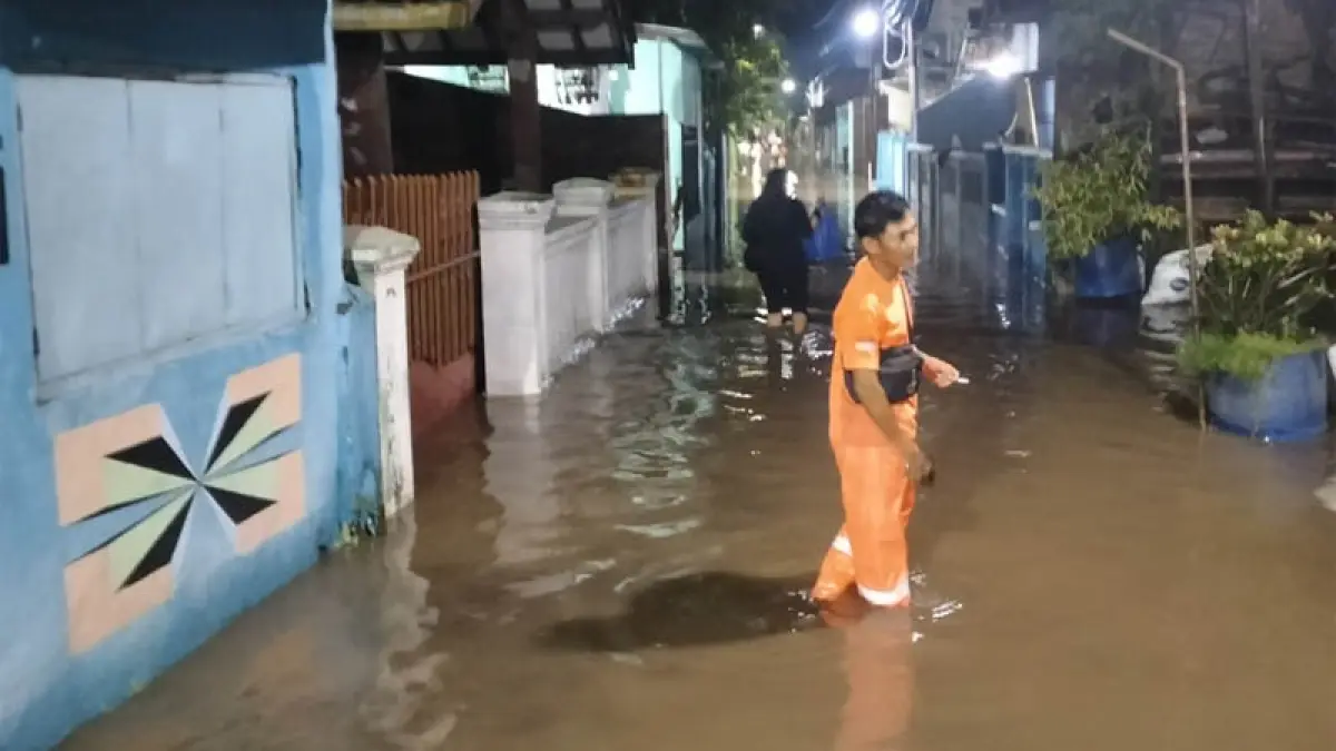SEBELUM SURUT: Genangan yang terjadi di perkampungan warga di Jalan Halmahera, Kota Pasuruan, Sabtu (14/3) malam. (BPBD Kota Pasuruan for Jawa Pos Radar Bromo)