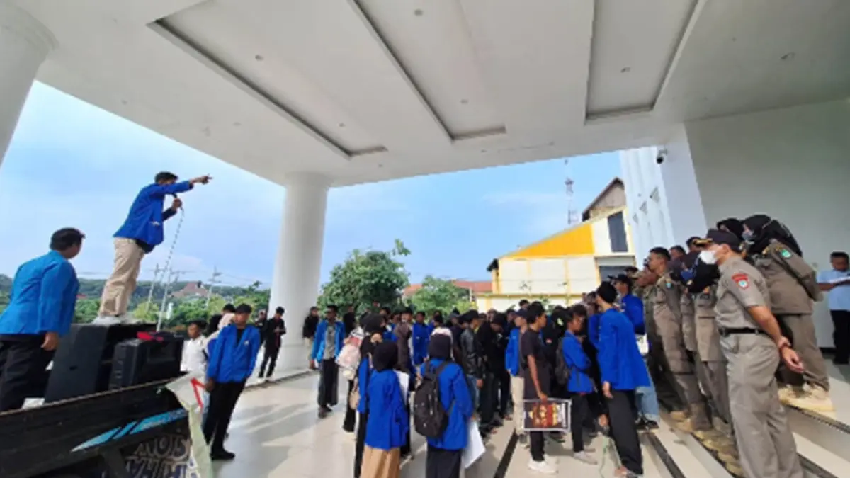 SEMPAT MEMANAS: Aksi mahasiswa yang kemarin (16/3) digelar di depan kantor Bupati Pasuruan untuk menyuarakan soal aktivitas tambang yang merenggut korban jiwa di Desa Jeladri. (M Busthomi/Jawa Pos Radar Bromo)