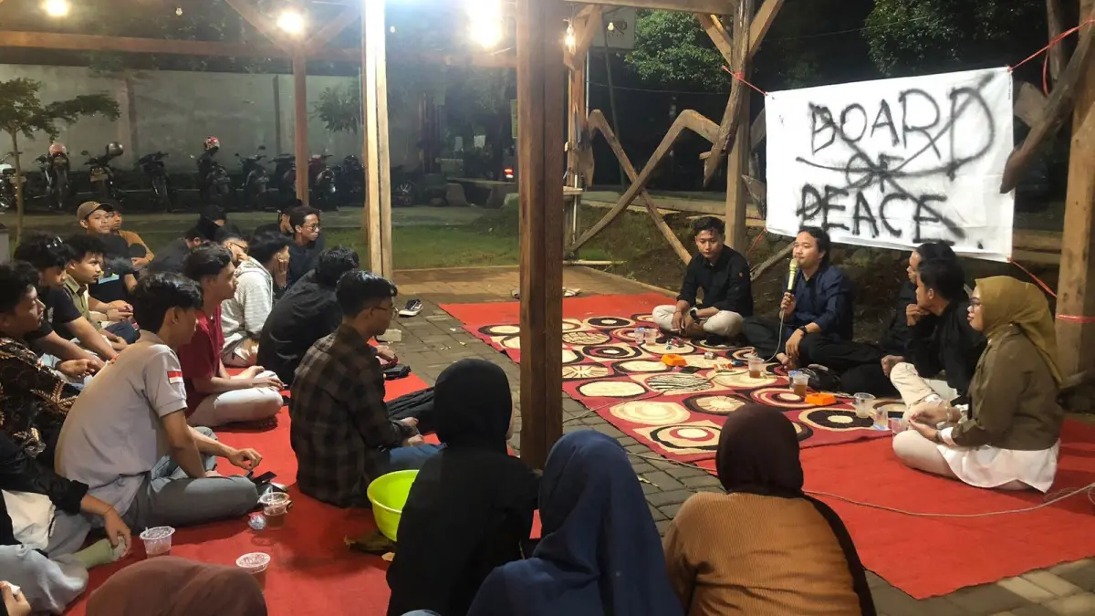 SOLID: Aliansi BEM Probolinggo dan Pasuruan Raya menggelar forum tolak keikutsertaan Indonesia dalam Board of Peace (BoP) atau Dewan Perdamaian, Minggu (15/3). (INNEKE AGUSTIN/JAWA POS RADAR BROMO)