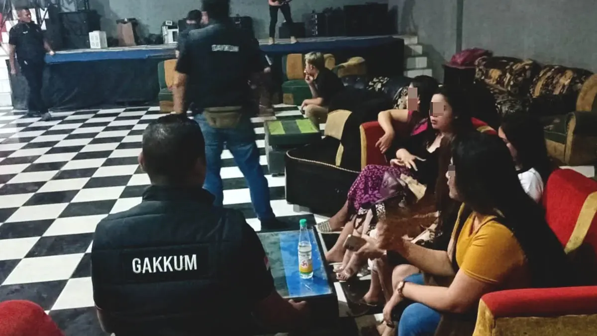 TERCIDUK: Satpol-PP Kabupaten Probolinggo melakukan operasi penyakit masyarakat di Desa Sumberejo, Kecamatan Paiton. (Satpol-PP for Jawa Pos Radar Bromo)