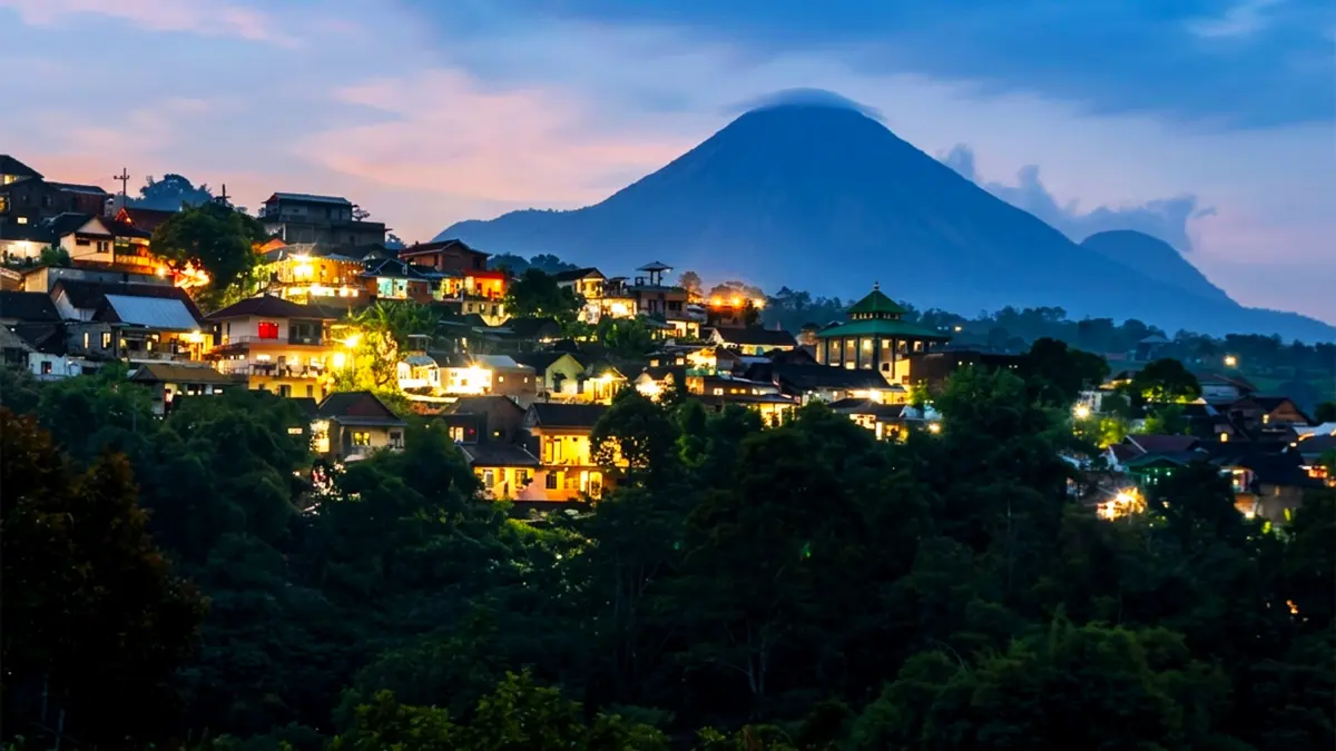 TUNGGU LEBARAN: Deretan hotel di kawasan Tretes, Kabupaten Pasuruan. Selama Ramadan 1447 Hijriah, okupansi hotel hanya mencapai 20 persen.  (MOKHAMAD ZUBAIDILLAH/JAWA POS RADAR BROMO)