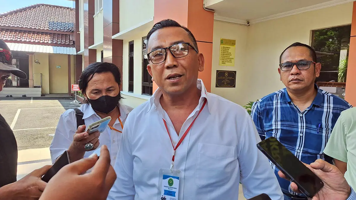 BERI KETERANGAN: Romli saat memberikan keterangan kepada awak media, atas putusan MA. (Muhamad Busthomi/Radar Bromo)