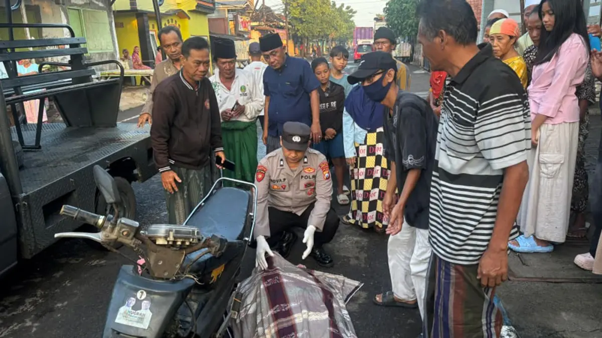 Jenazah Mualam, warga Jalan MT Haryono, Kelurahan Mandaranrejo, Kecamatan Panggungrejo, Kota Pasuruan saat hendak dievakuasi.  