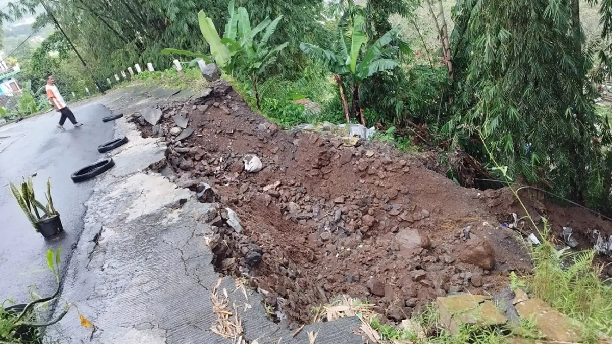 MEMBAHAYAKAN: Kondisi TPT di Kelurahan Pecalukan yang alami longsor, Selasa (17/3). (Rizal Syatori/ Radar Bromo)