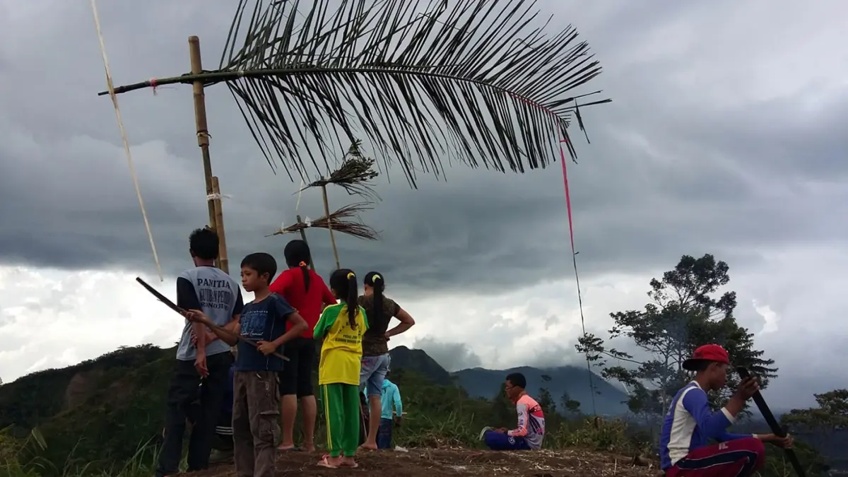 Sejumlah bocah memainkan kitiran di bukit Ungkapan, Tutur, Kabupaten Pasuruan. (Istimewa)