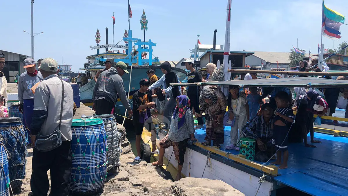 SUDAH TRADISI: Sejumlah warga Pulau Gili Ketapang tampak penuhi Pelabuhan Tanjung Tembaga untuk melakukan tradisi Petolekoran, Selasa (17/3) siang. (Foto: Inneke Agustin/Jawa Pos Radar Bromo)