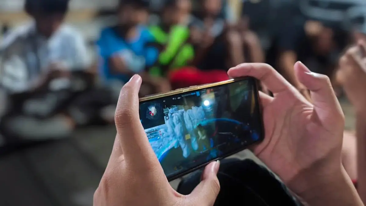AKSES: Anak-anak saat memanfaatkan internet. Jaringan internet di Kota Pasuruan tak akan bertambah tahun ini. (Mokhamad Zubaidillah/Radar Bromo)