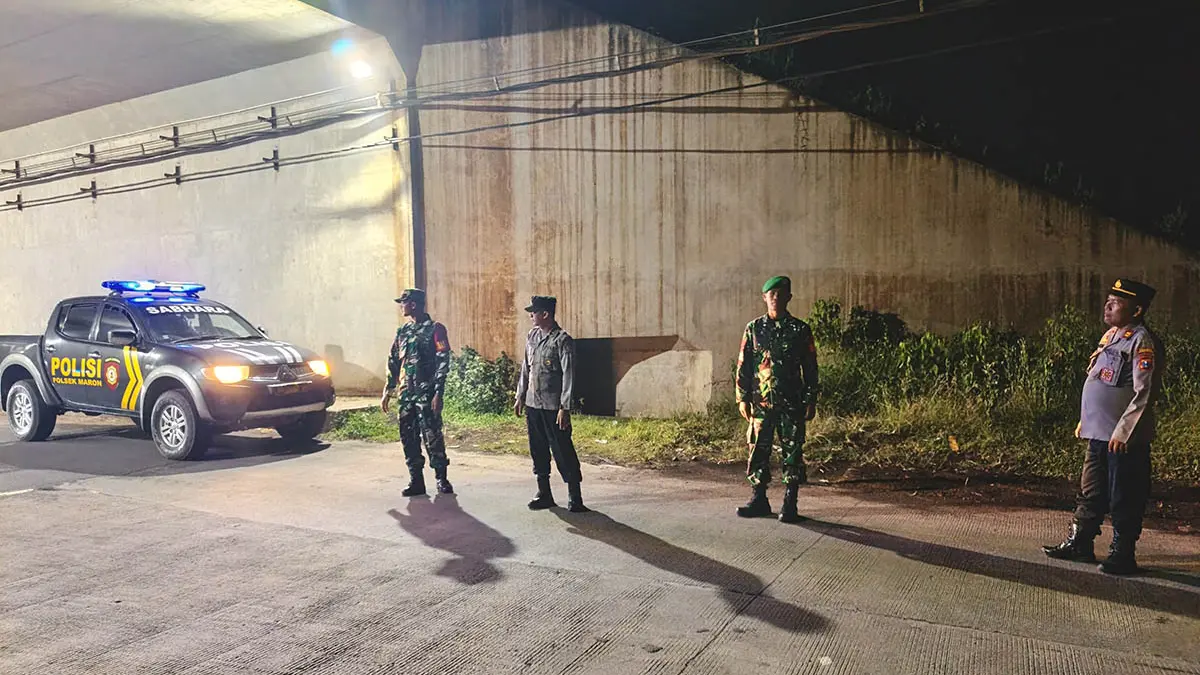 CEGAH AKSI KEJAHATAN: Personel Polsek Maron melakukan patroli di wilayah rawan. Polres Probolinggo mengintensifkan patroli malam hari untuk menjaga Kamtibmas. (Polres Probolinggo for Jawa Pos Radar Bromo)