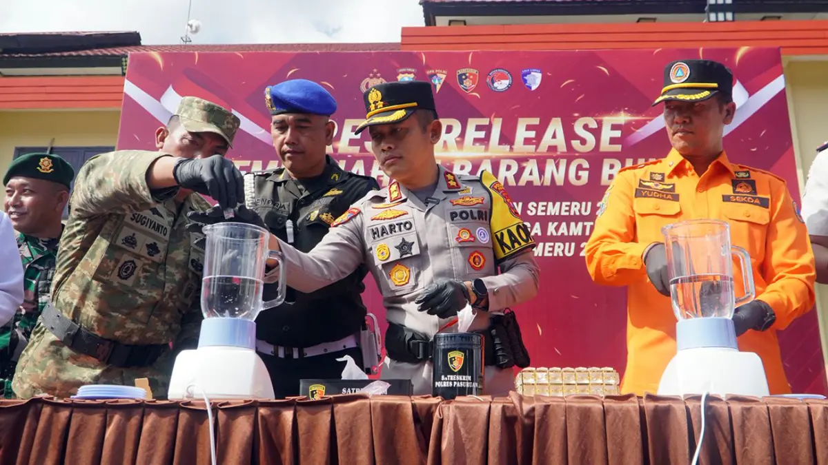 DIHANCURKAN: Suasana pemusnahan narkoba yang disita dari sejumlah kasus di wilayah Polres Pasuruan, (18/3). (M Busthomi/ Radar Bromo)