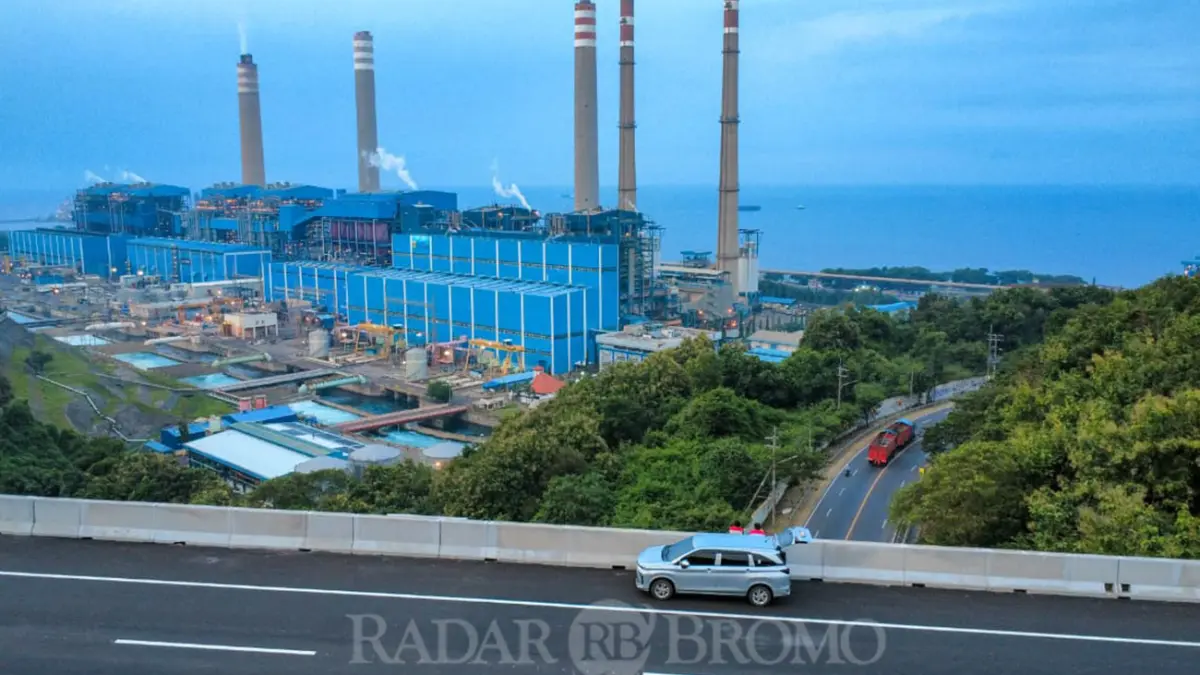 DILARANG BERHENTI: Salah satu view tol Prosiwangi dengan larat PLTU Paiton dan laut Jawa. Pihak pengelola tol melarang pengendara berhenti di KM 884. (Mokhamad Zubaidillah/ Radar Bromo)