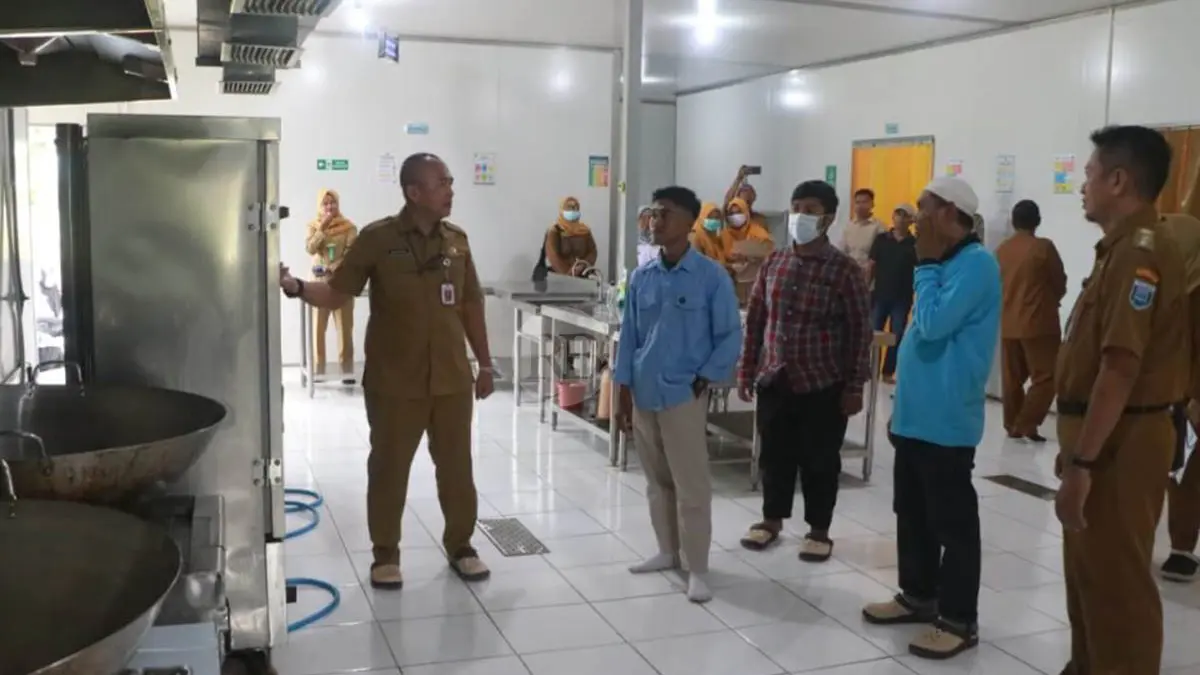 DIPANTAU: Satgas MBG Kabupaten Probolinggo meninjau area dapur SPPG Besuk Kidul. (Agus Faiz Musleh/Jawa Pos Radar Bromo)