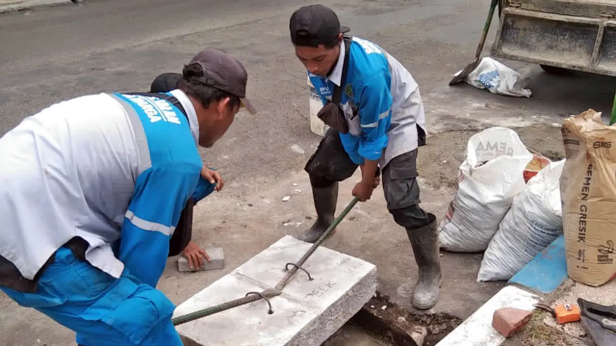 GERCEP: Satgas jalan dan jembatan memperbaiki jalan di Kota Pasuruan. Tak hanya jalan, jembatan yang membutuhkan penanganan, juga dibenahi. (Dinas PUPR Kota Pasuruan for Radar Bromo)
