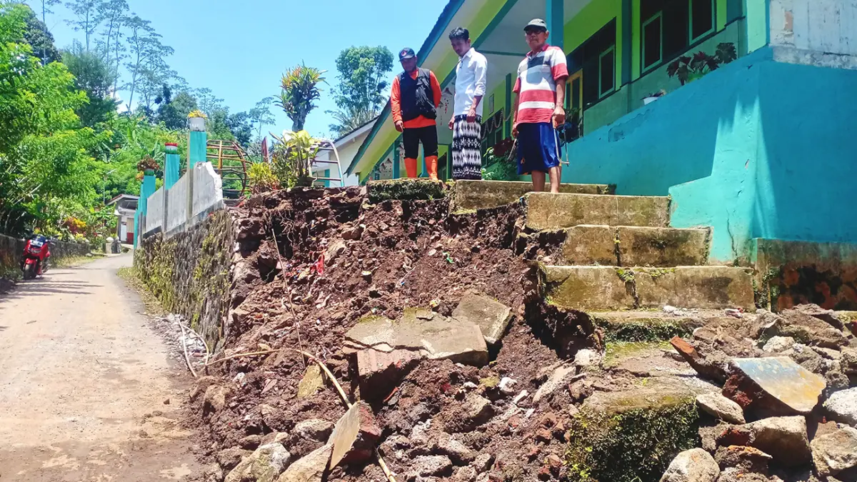 Kondisi TPT di depan SDN Tlogoargo 1 Tiris Probolinggo yang ambrol usai diguyur hujan lebat. (BPBD for Radar Bromo)