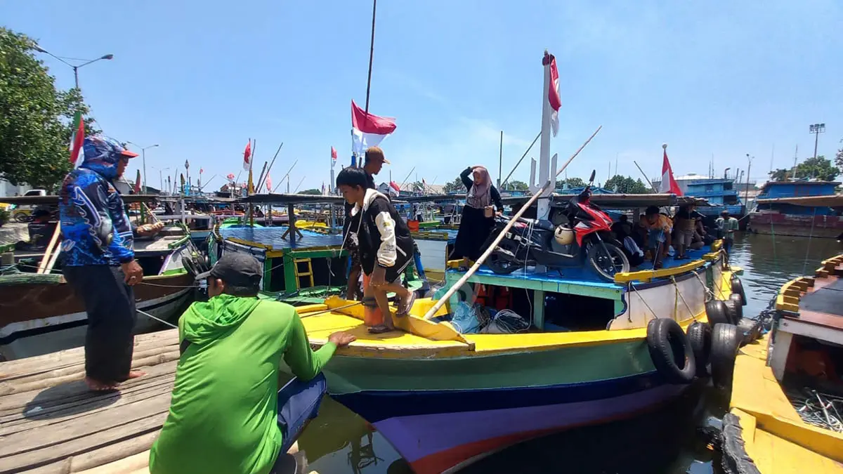 LARIS: Sejumlah ojek becak motor dan tosa laris manis digunakan masyarakat Gili Ketapang untuk menuju pertokoan dalam Tradisi Petolekoran, Selasa (17/3). (Inneke Agustin/Jawa Pos Radar Bromo)