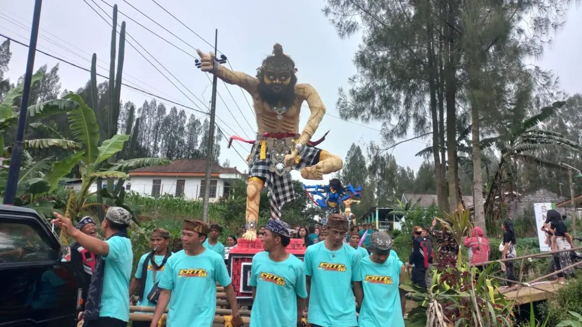 PAWAI: Sejumlah ogoh-ogoh diarak menuju Jurang Kendil, Desa Sumberanom, Kecamatan Sumber, Kabupaten Probolinggo, Rabu (18/3). (Inneke Agustin/ Radar Bromo)