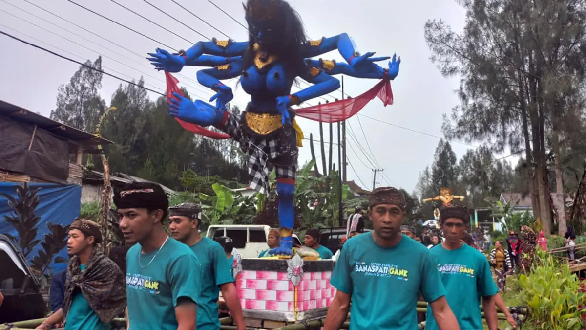 PAWAI: Sejumlah ogoh-ogoh diarak menuju Jurang Kendil, Desa Sumberanom, Kecamatan Sumber, Kabupaten Probolinggo, Rabu (18/3). (Inneke Agustin/ Radar Bromo)