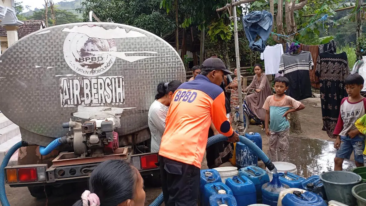 PENUHI KEBUTUHAN: Petugas BPBD Kabupaten Probolinggo mengirim air bersih ke Dusun Runggeng, Desa Gununggeni, Kecamatan Banyuanyar. (BPBD For Jawa Pos Radar Bromo)