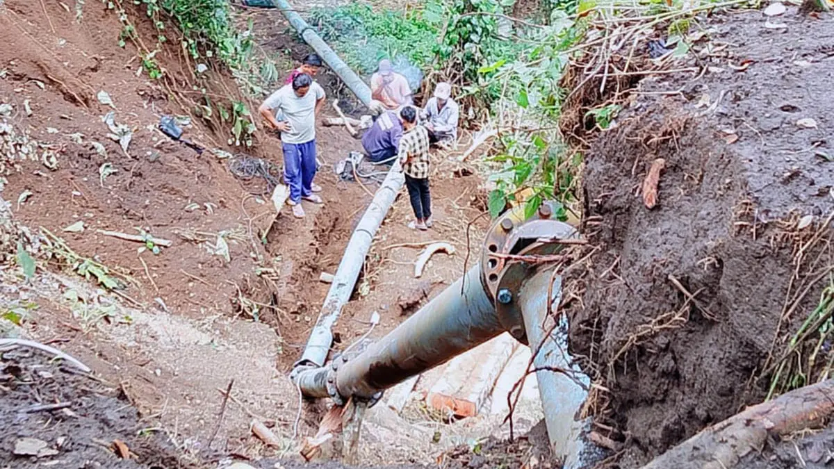 PUTUS : Petugas memperbaiki pipa yang rusak terkena longsor. (Perumdam Tirta Argapura For Jawa Pos Radar Bromo)