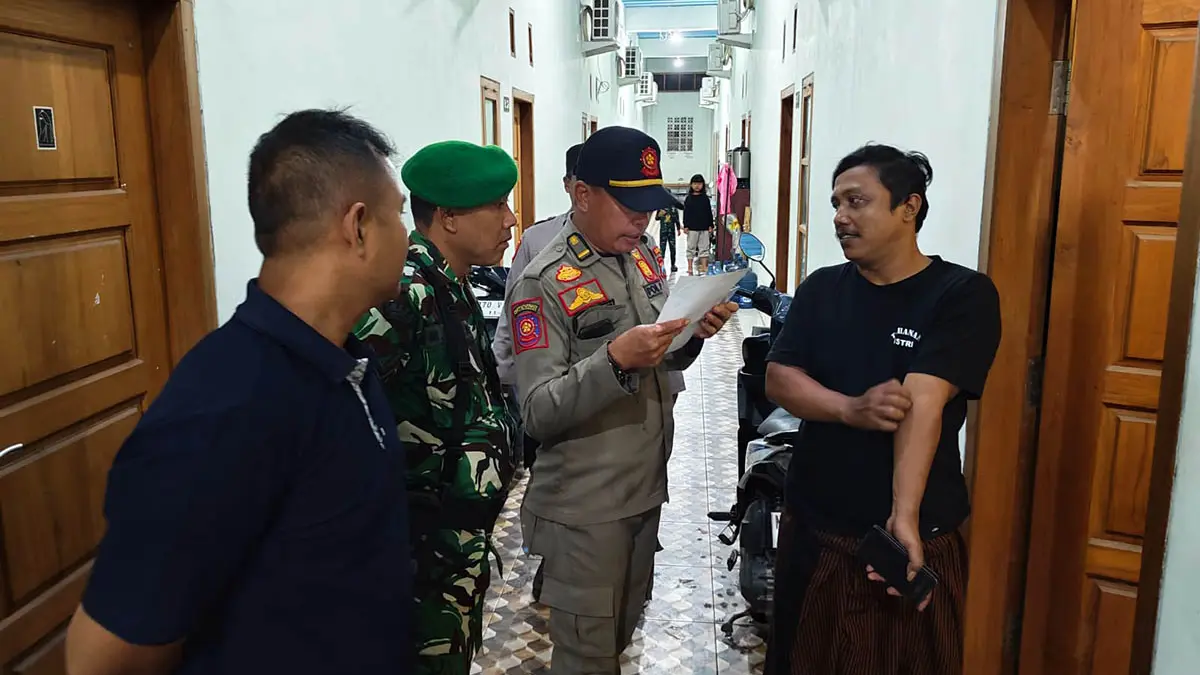 RAZIA: Petugas gabungan Satpol PP, kepolisian, hingga TNI saat melakukan razia kos-kosan beberapa waktu lalu. Langkah ini dilakukan, untuk memastikan tidak ada penyalahgunaan penggunaan penginapan. (Dokumen Radar Bromo)