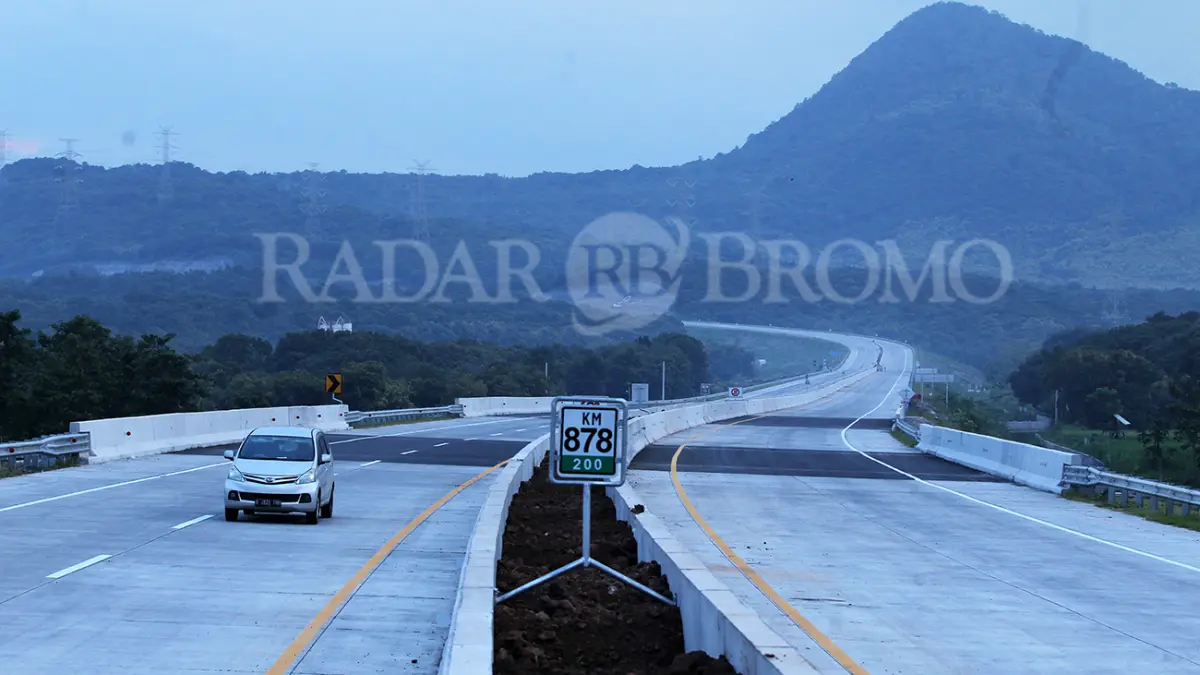 Ruas jalan Tol Prosiwangi yang mulai dibuka fungsional gratis pada arus mudik Lebaran kali ini. (Mokhamad Zubaidillah/ Radar Bromo)