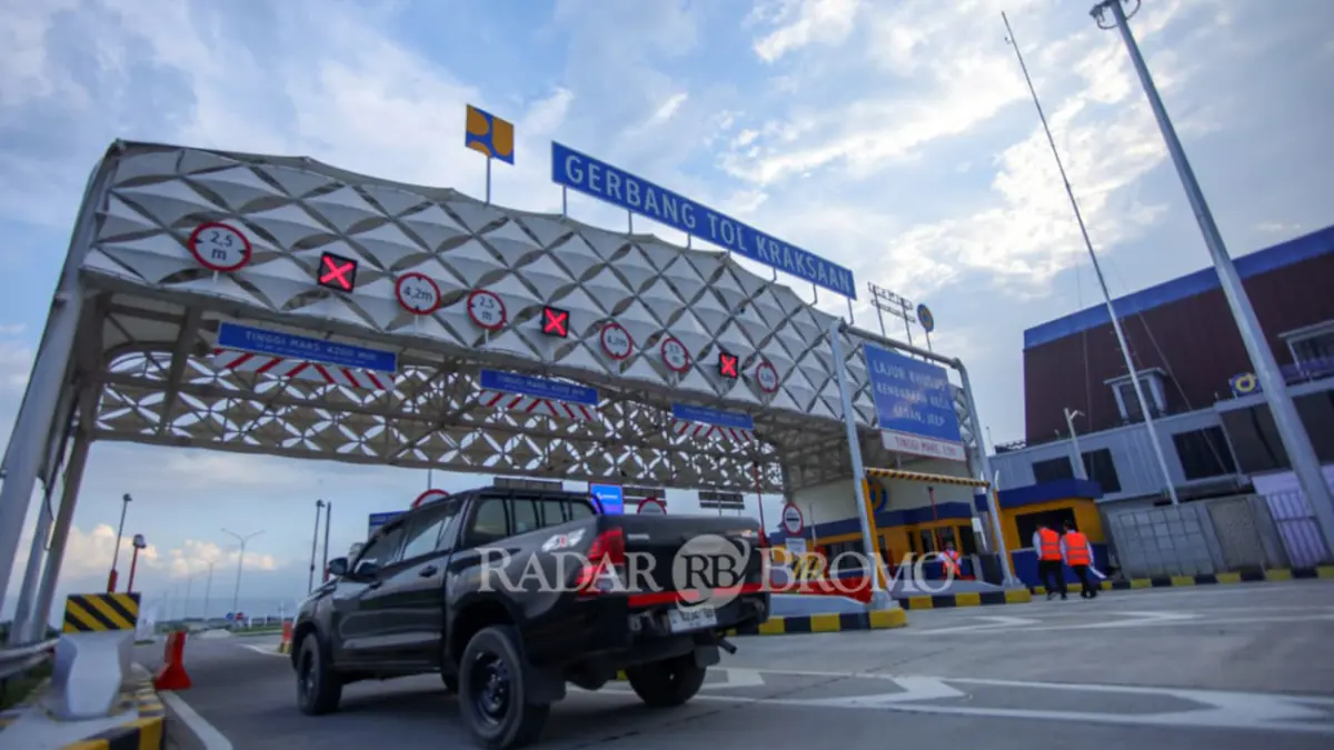 Salah satu kendaraan melintas di gerbang tol Kraksaan. Puncak arus mudik di tol Prosiwangi diprediksi pada Rabu dan Kamis ini. (Mokhamad Zubaidillah/ Radar Bromo)