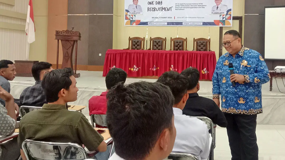 SEMANGATI PENCAKER: Kepala Disnaker Kabupatan Pasuruan, Rachmat Syarifudin saat mengunjungi sekaligus menyemangati para pencari kerja yang tengah mengikuti tahan rekrutmen. (Inayah Putri Maharani/Radar Bromo)