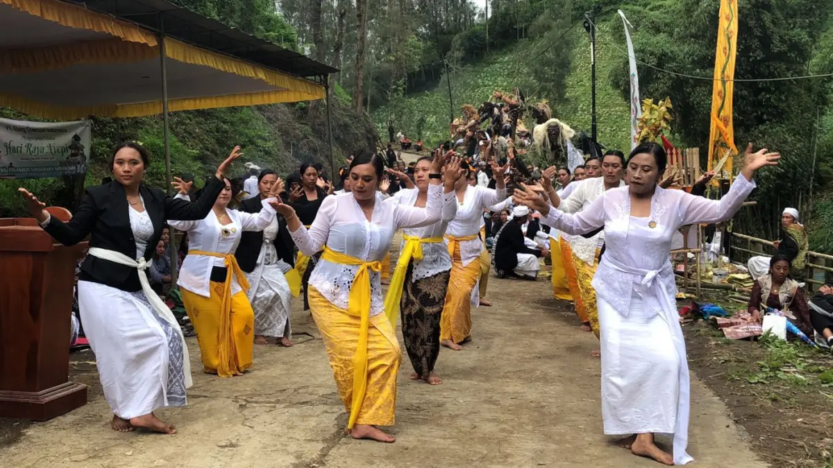 TRADISI SEBELUM NYEPI: Pawai Ogoh-ogoh yang menjadi tontonan warga di Kecamatan Sumber. (Inneke Agustin/ Radar Bromo)