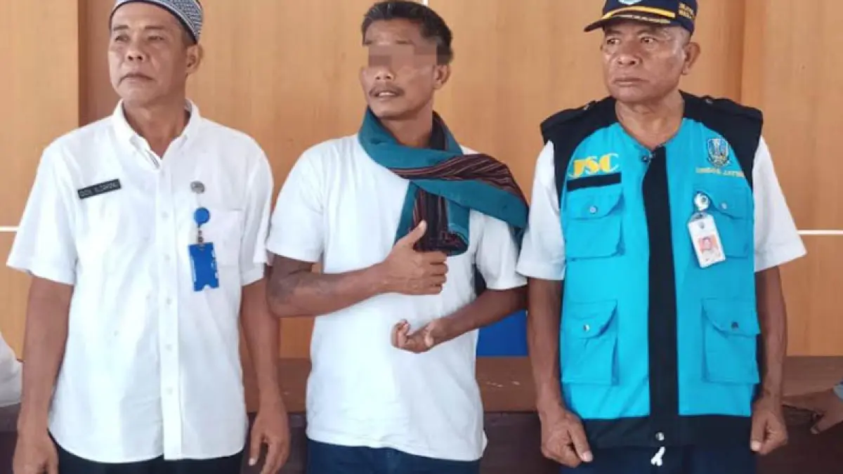DIPULANGKAN : NW (tengah) yang sempat mengamuk di wilayah Kecamatan Leces saat dipulangkan ke Banyuwangi tempat asalnya. (Foto: Dinsos)