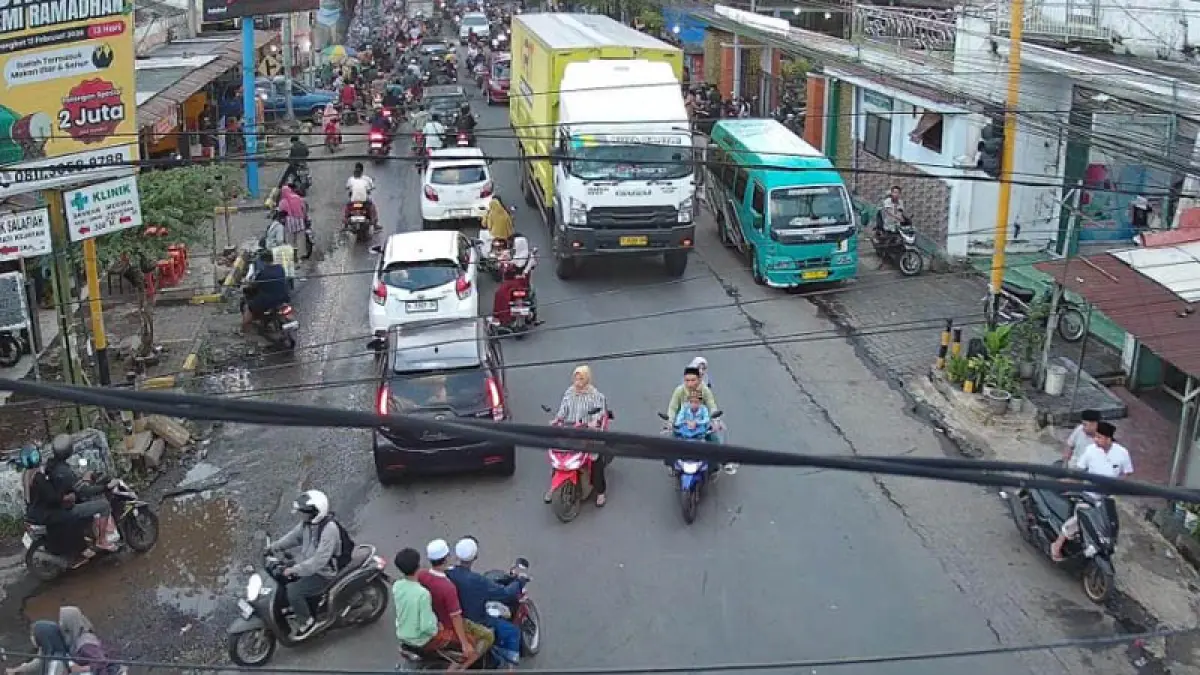 GANGGU PANDANGAN:  Slaah satu spot CCTV Dishub di Wonorejo yang terganggu kabel melintang. (Foto: Screenshot)