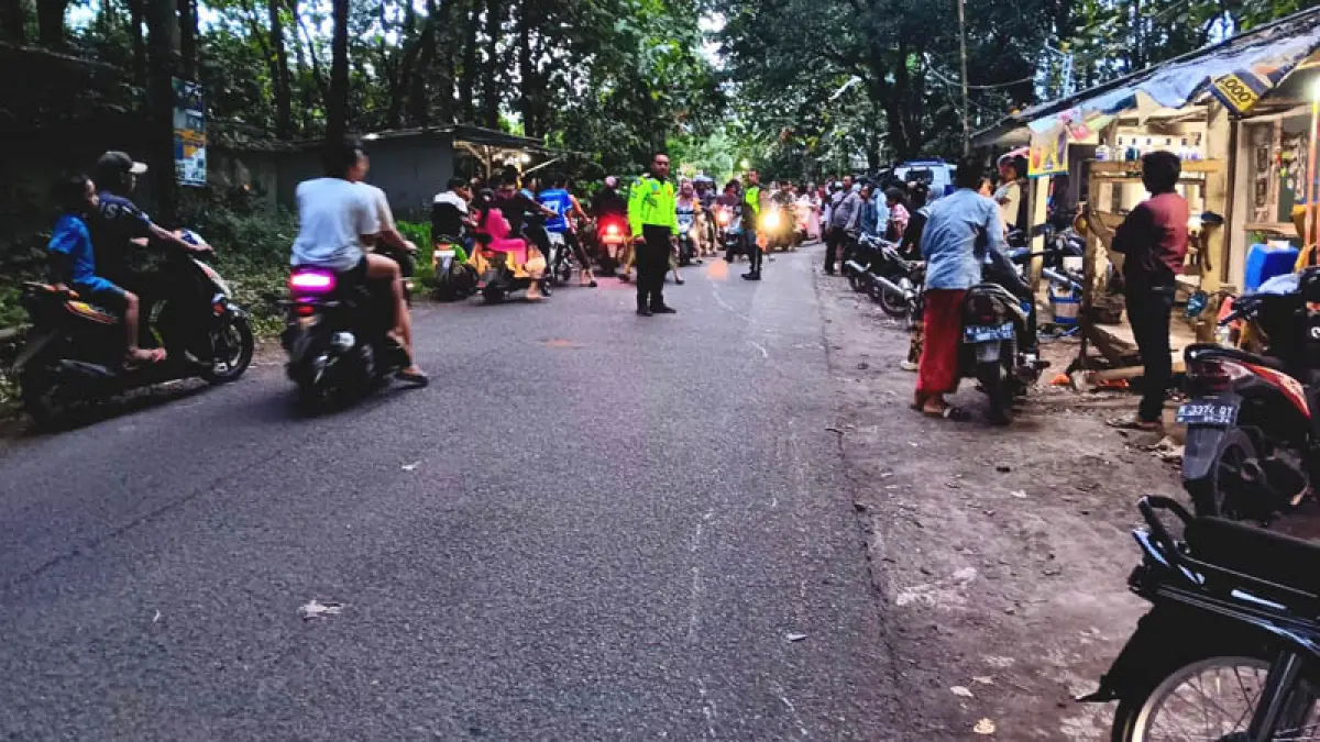LOKASI KEJADIAN: Personel Satlantas Polres Probolinggo melakukan olah TKP kecelakaan maut di Jalan Desa Gading Kulon, Kecamatan Banyuanyar.
