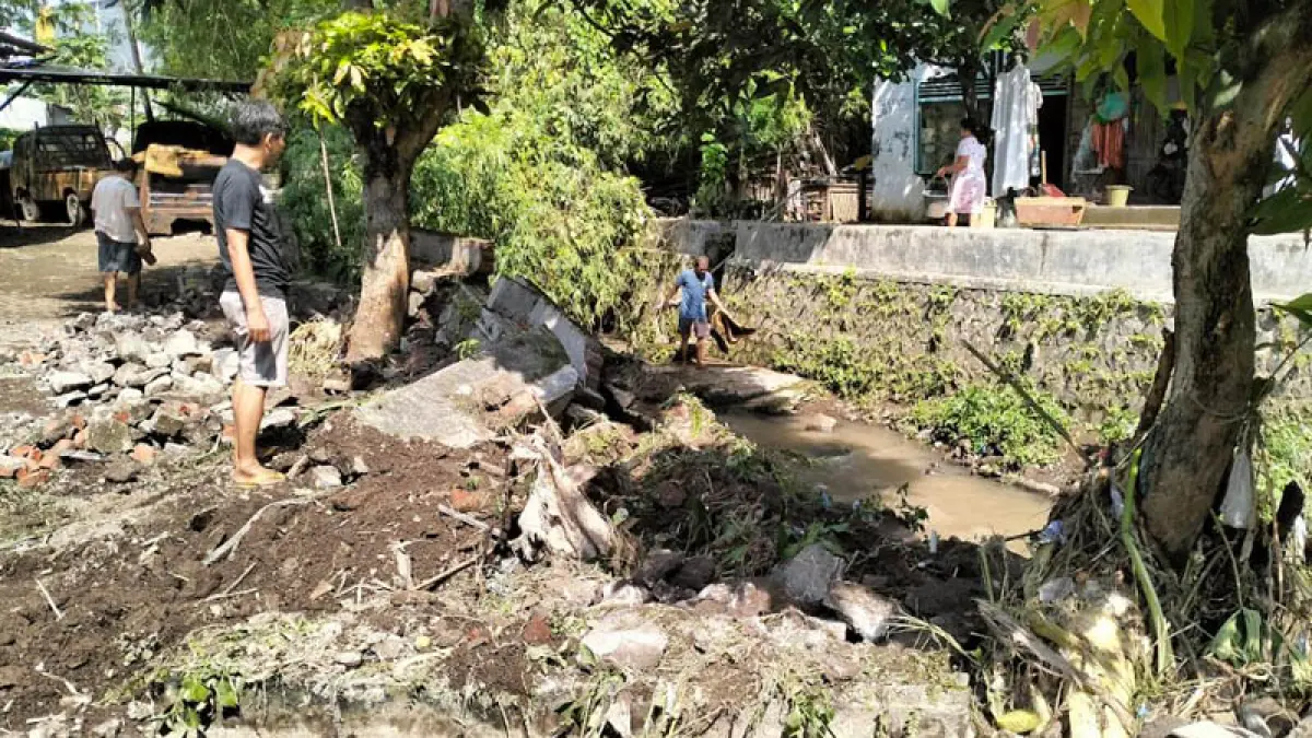 RUSAK: Plengsengan tepi Kali Pecok di Lingkungan Jogonalan, Kelurahan Jogosari, Kecamatan Pandaan yang jebol. (Foto: Rizal F Syatori/Jawa Pos Radar Bromo