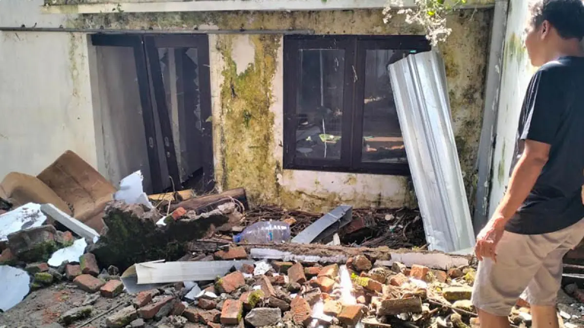 Tembok rumah warga ambrol dan material yang tumpah ke jalan dan halaman musaladi Lingkungan Palembon, Kelurahan - Kecamatan Prigen. (Foto: Polsek Prigen for Jawa Pos Radar Bromo)