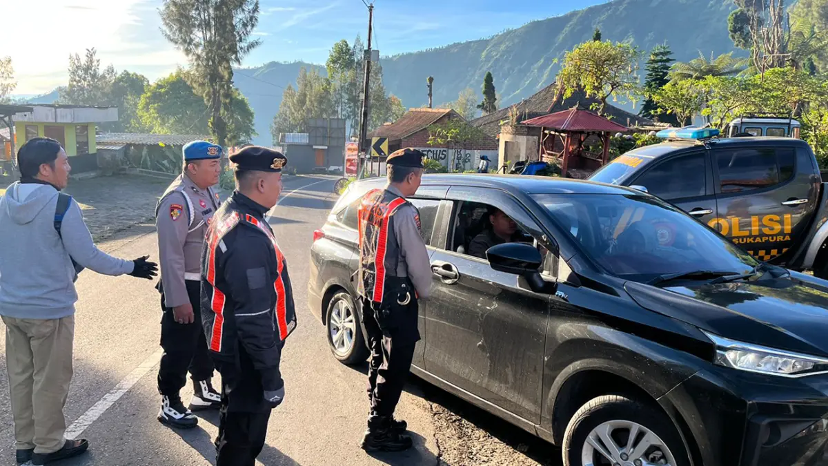 BERJAGA: Warga muslim Suku Tengger bersama aparat keamanan bahu-membahu melakukan penjagaan di Desa Wonokerto, Kamis (19/3).