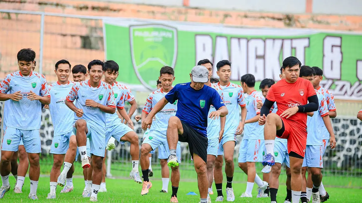 BERLATIH: Skuad Pasuruan United saat menjalani latihan di Stadion R Soedrasono Pogar, Bangil beberapa waktu lalu. Untuk mematangkan diri, tim berjuluk Laskar Santri Mbeling itu berencana menjalani pemusatan latihan di Solo. (Dokumen Radar Bromo)