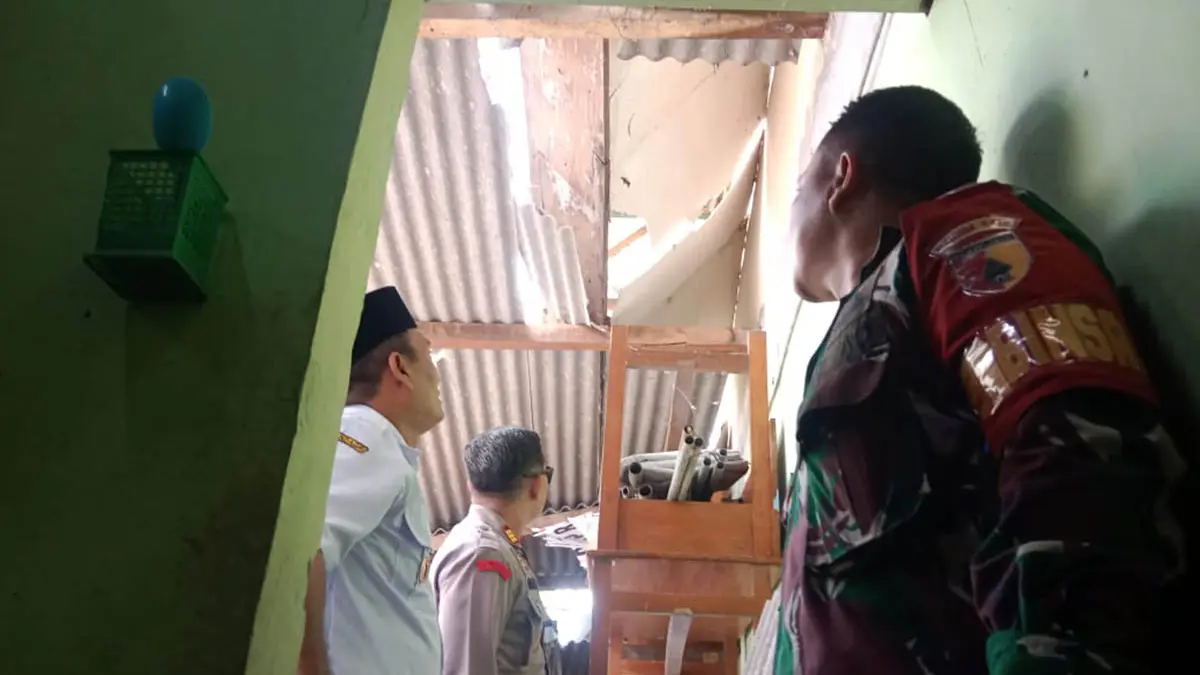 BOLONG: Atap rumah salah satu warga yang rusak imbas terdampak bencana. Pemkot Psuruan berencana untuk memberikan bantuan kepada korban terdampak bencana. (Dokumen Radar Bromo)