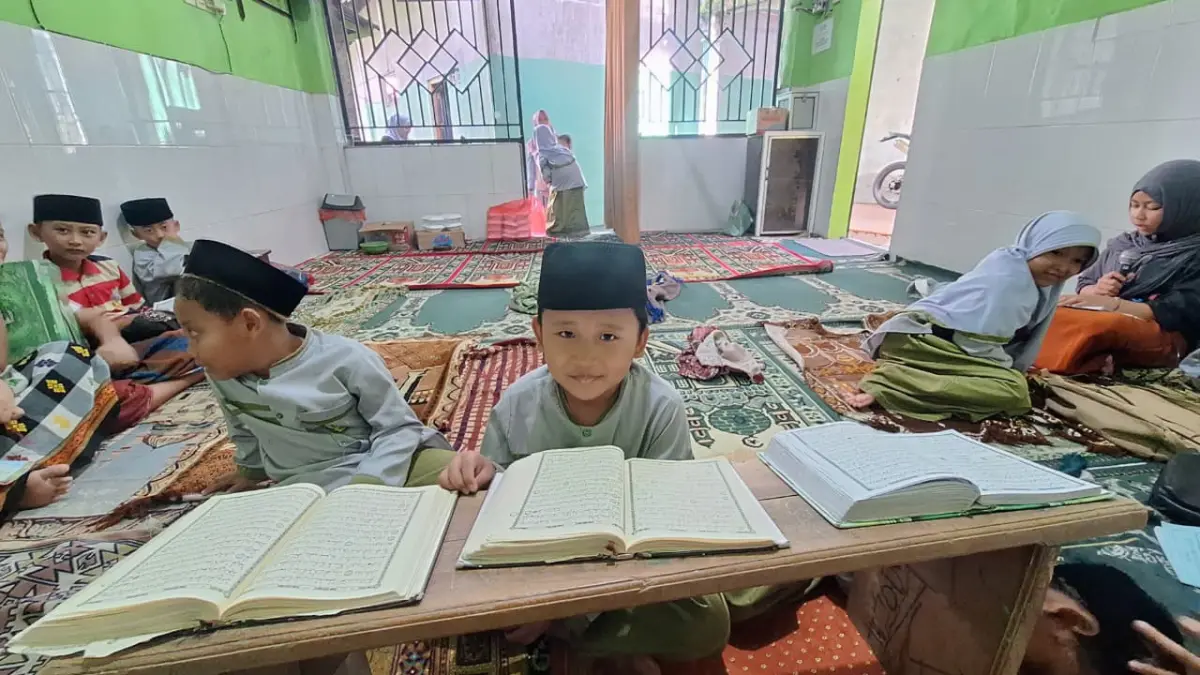 
GANTIAN: Sejumlah bocah tadarus Alquran di musala Al Falah Dusun Dinoyo, Desa Sengonagung, Kecamatan Purwosari, Kabupaten Pasuruan. (M. BUSTHOMI/JAWA POS RADAR BROMO)