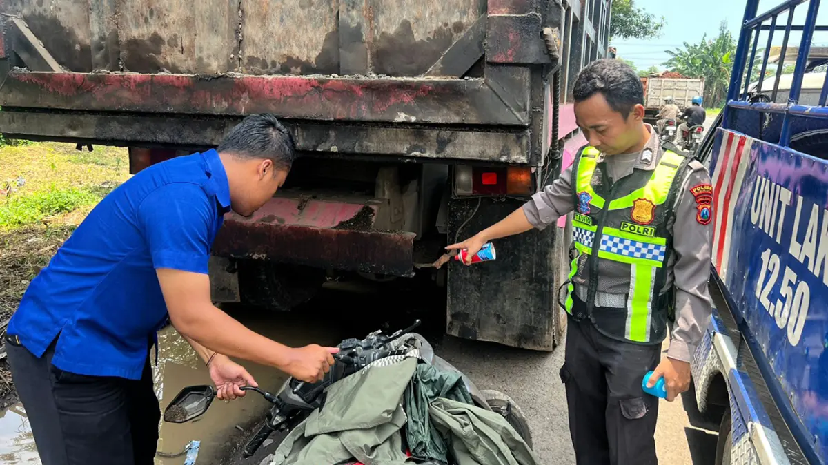 OLAH TKP: Petugas kepolisian saat melakukan olah TKP atas insiden yang menewaskan seorang dosen Unmer Pasuruan. 