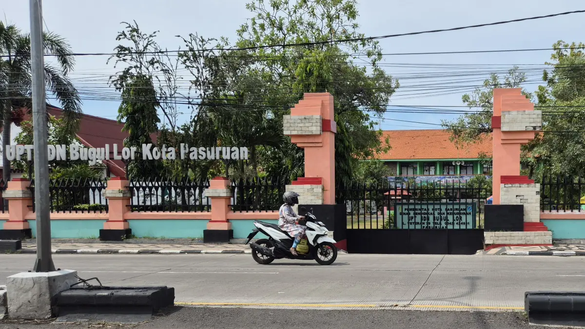 Pengendara melintas di depan SDN Bugullor di Jalan Veteran, Kota Pasuruan.