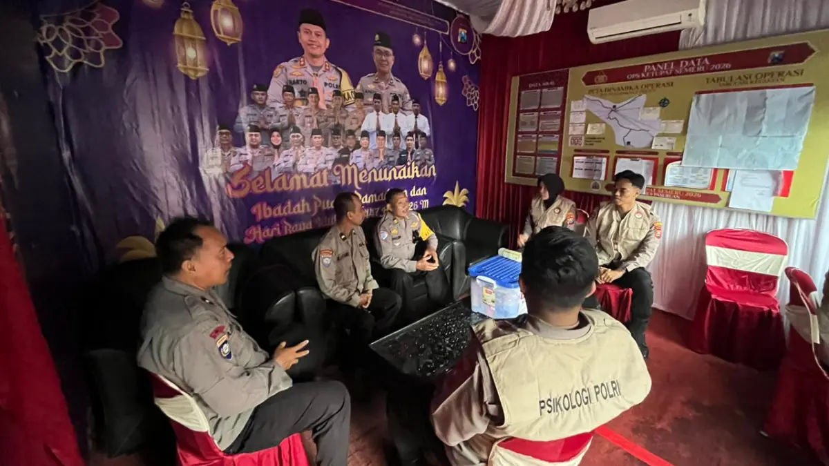 PENYEMANGAT: Tim psikolog suntik semangat personel Pos Pengamanan di wilayah Polres Pasuruan. (M. BUSTHOMI/JAWA POS RADAR BROMO)