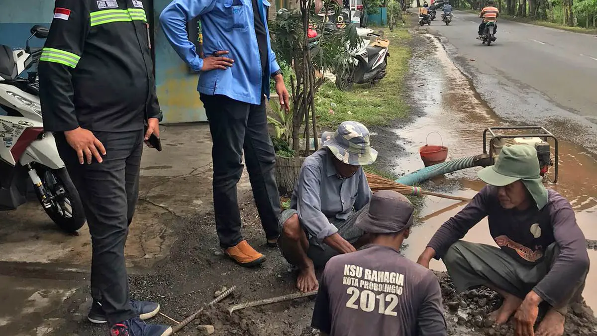 PERBAIKAN: Petugas Perumdam Bayuangga saat melakukan perbaikan pipa bocor. Selama Lebaran, konsumsi air diproyeksi meningkat. Sehingga, sejumlah langkah dilakukan, untuk melayani pelanggan. (Perumdam Bayuangga for Radar Bromo)