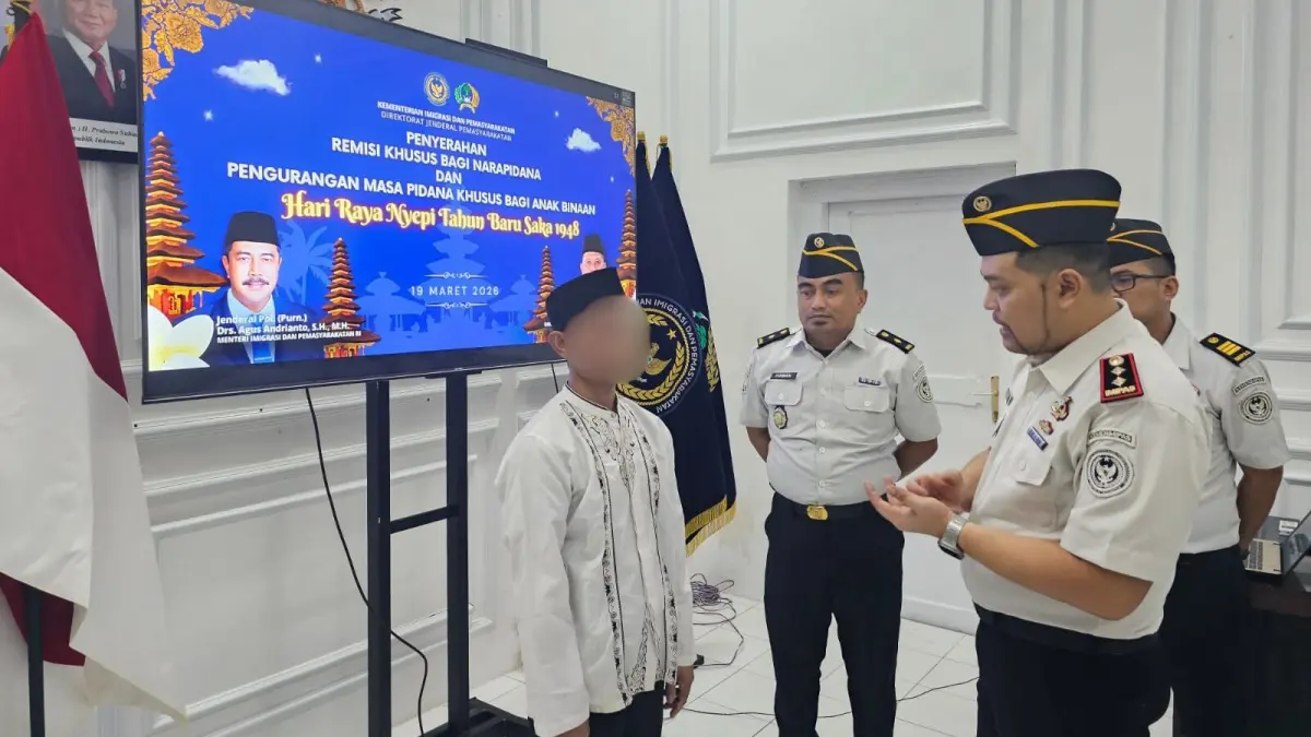 SENANG: Seorang warga binaan Lapas Kelas IIB Probolinggo berinisial PM mendapatkan remisi khusus Nyepi, Kamis (19/3). (LAPAS KELAS IIB PROBOLINGGO FOR JAWA POS RADAR BROMO)