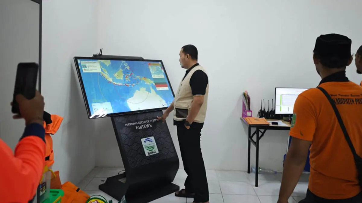 SIDAK: Bupati Pasuruan HM Rusdi Sutejo saat mengecek personel dan peralatan BPBD Kabupaten Pasuruan, untuk memastikan kesiapan saat ada hal darurat. (Pemkab Pasuruan for Radar Bromo)