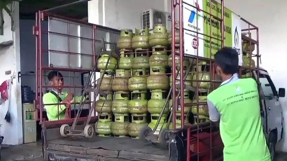 TERJAGA: Salah satu agen elpiji di Gandingrejo, Kota Pasuruan. Sepanjang Ramadan dan saat Lebaran, stok elpiji 3 kg dipastikan aman. (Fahrizal Firmani/Radar Bromo)