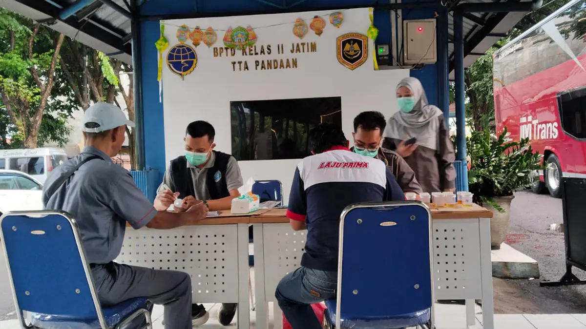 TES URINE: Petugas BNNK saat melakukan tes urine kepada awak bus. Hasilnya, semua negatif, meski salah satu di antaranya, sempat didapati positif. (BNNK for Radar Bromo)