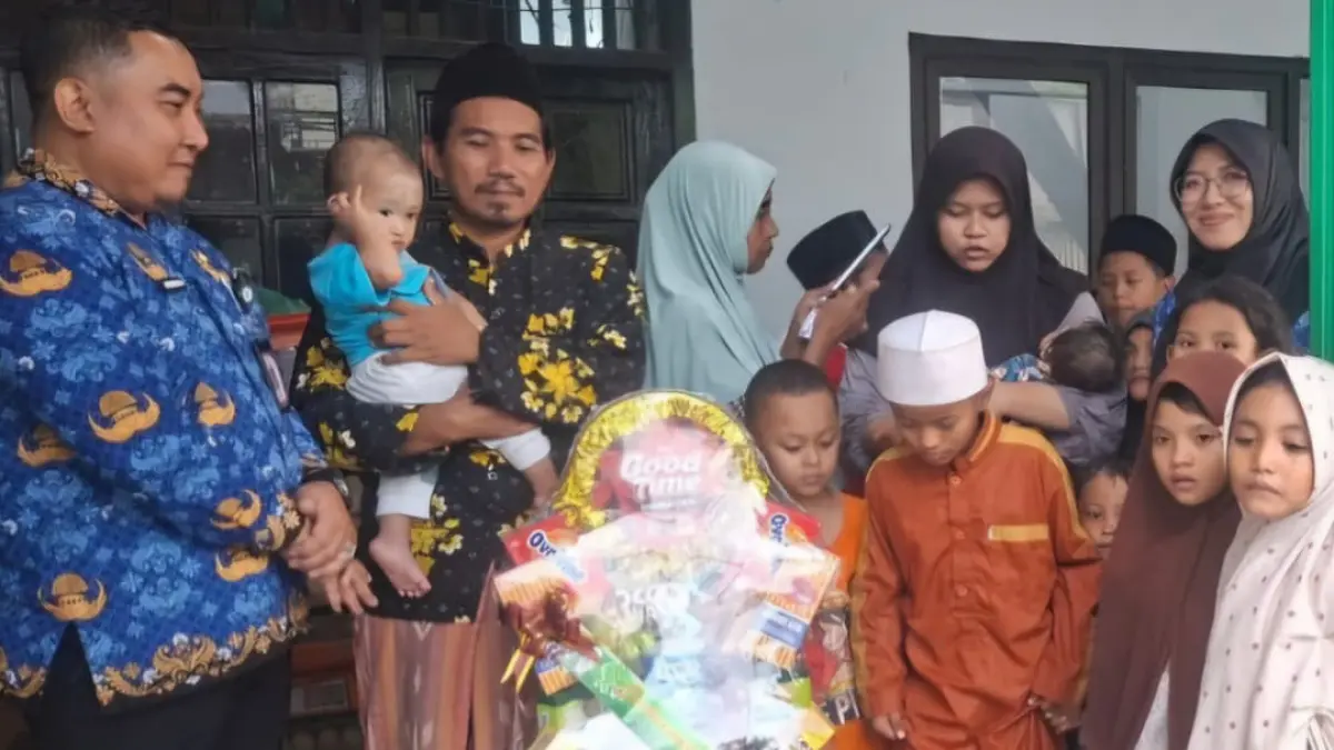 WUJUD KEPATUHAN: Plt Inspektur Kabupaten Pasuruan Dwi Anto Setiawan menyerahkan paket bingkisan Lebaran hasil laporan gratifikasi sejumlah ASN ke panti asuhan. (ISTIMEWA)