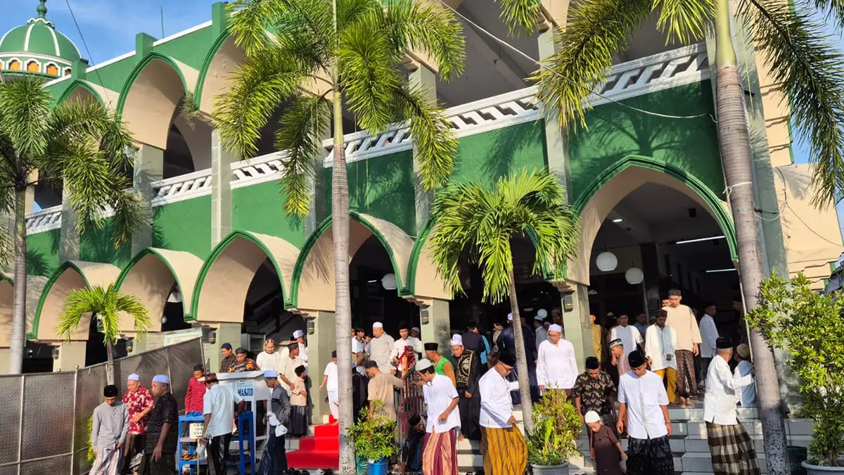 PADAT: Masyarakat Kota Pasuruan tampak memadati Masjid Baitul Muttaqin untuk mengikuti Salad Id. (Fahrizal Firmani/Radar Bromo)