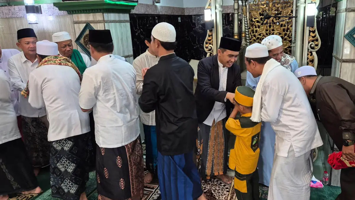 SALAMAN: Suasana hangat penutup rangkaian Salat Id ditandai dengan momen saling bermaaf-maafan antara Wali Kota, jajaran pimpinan daerah, dan masyarakat yang memadati area masjid. (Fahrizal Firmani/Radar Bromo)