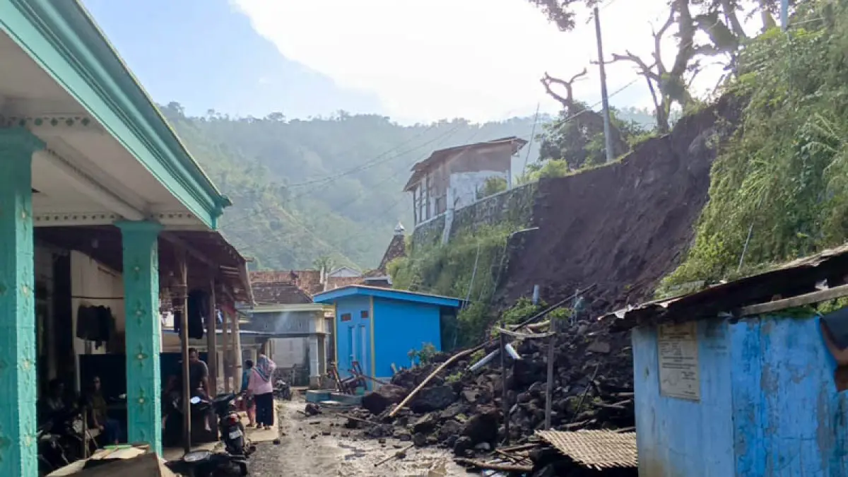AMBROL : Sebuah TPT di Kecamatan Pakuniran ambrol setelah diguyur hujan lebat dengan intensitas lama. (Dokumen Jawa Pos Radar Bromo)